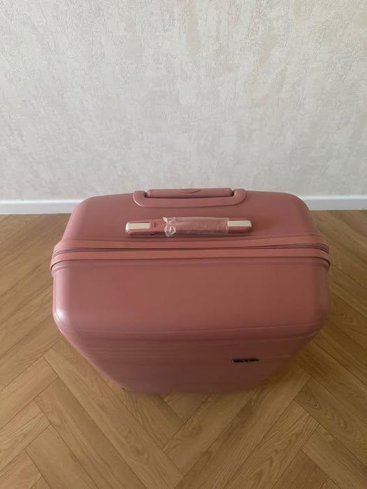 Продам прочный чемодан