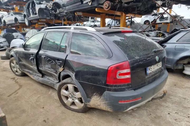 plansa de bord oglinda stanga dreapta far stop prag praguri planetara etrier calaret bascula brat fuzeta  Skoda octavia 2  scout 4x4 motor 2.0tdi BMM Dezmembrez