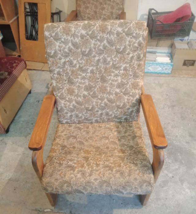 Продам два винтажных кресла.