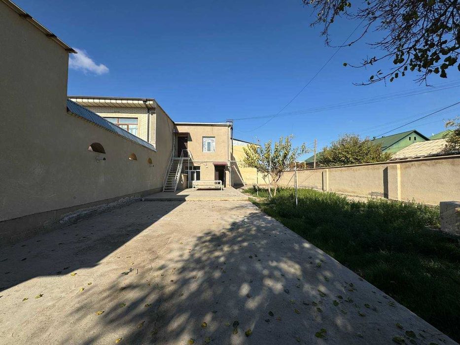 Tayyor 2 qavatli 6 sotiqli hovli sotiladi.