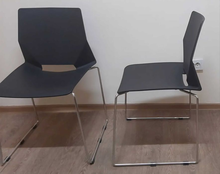 Офисные стулья черные