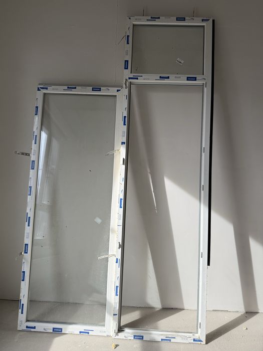 Продам  пластиковое окно с дверью выход на балкон