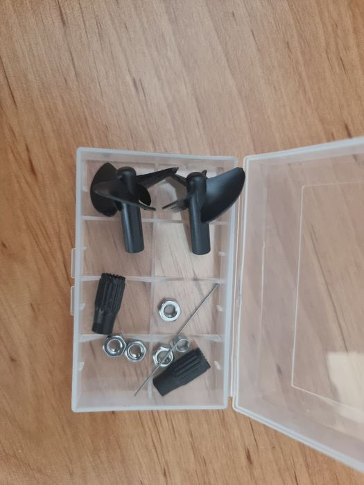 Лодка за захранка D18 със GPS 16точки