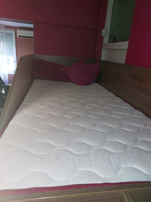 Двуетажно легло с бюро