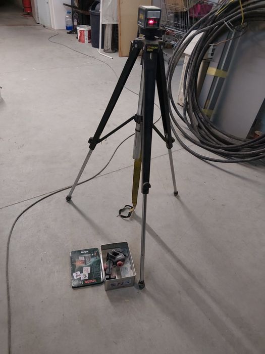 Лазерен нивелир бош със статив