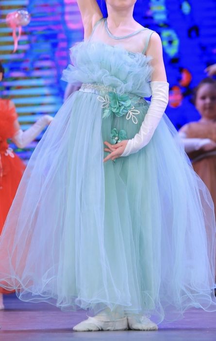 Платье на девочку нарядное 8-9 лет