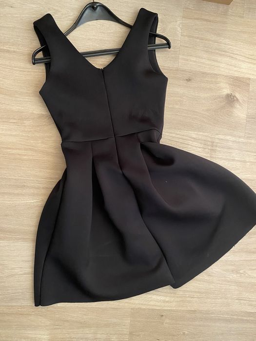 Черна рокля с V образно деколте