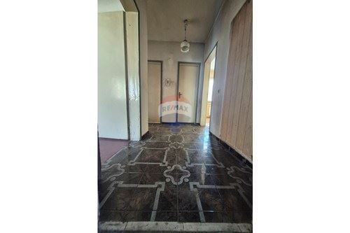 Самостоятелна къща в град Аксаково