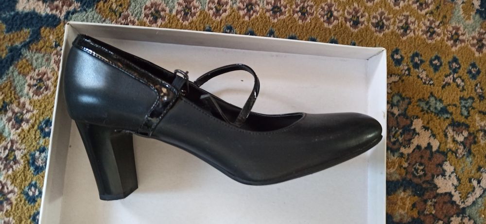 Продам туфли черные на каблуке