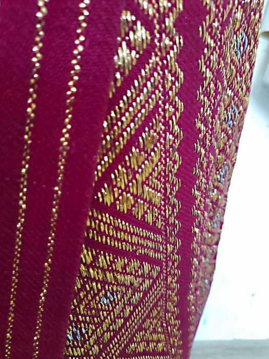 Fota lucrata manual vehe de 100 de ani cu fir metalic.