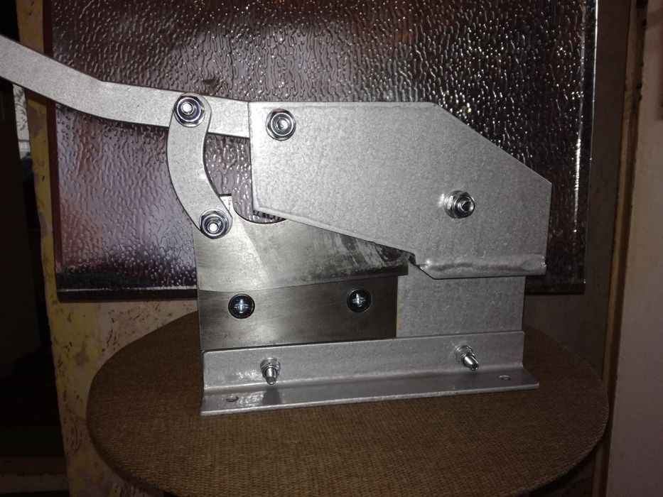 Гилотина-ножица за ламарина