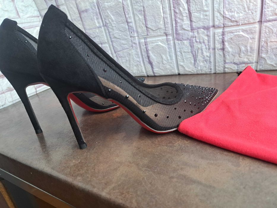 дамски обувки на токче Christian Louboutin номер35,Нови!