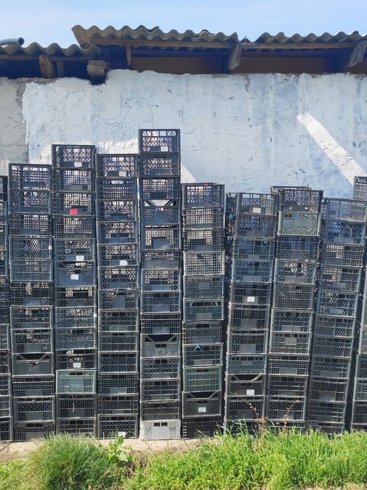 Ящики черные и голубые