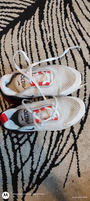 Vând adidași Nike