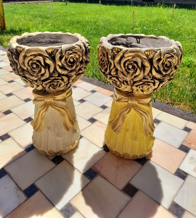 Gul tuvaklar. Chiroyli bejirim qilib yasalgan