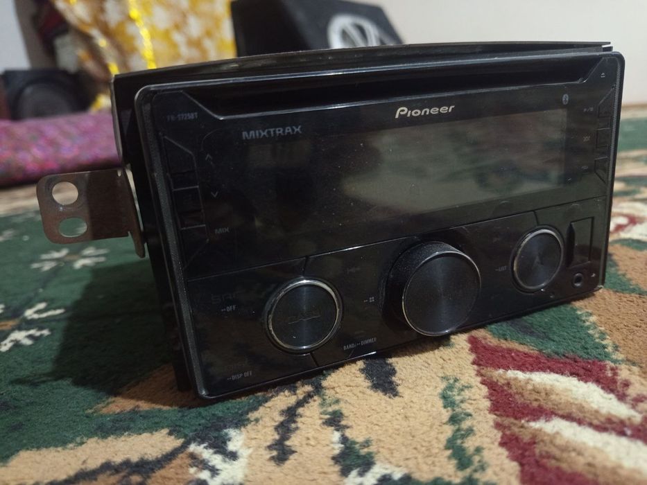 Magnitofon Pioneer va bass kalonka sotiladi.