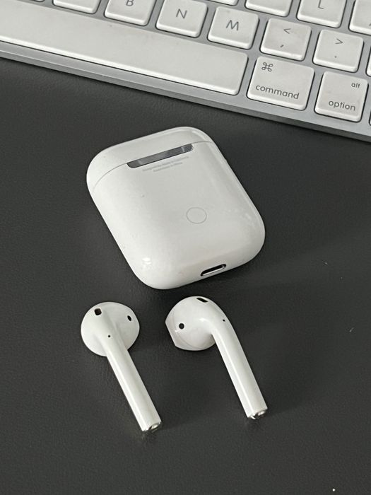 Apple AirPods Wireless Ear Buds - Първа Генерация