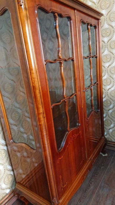 Mobila veche din lemn masiv