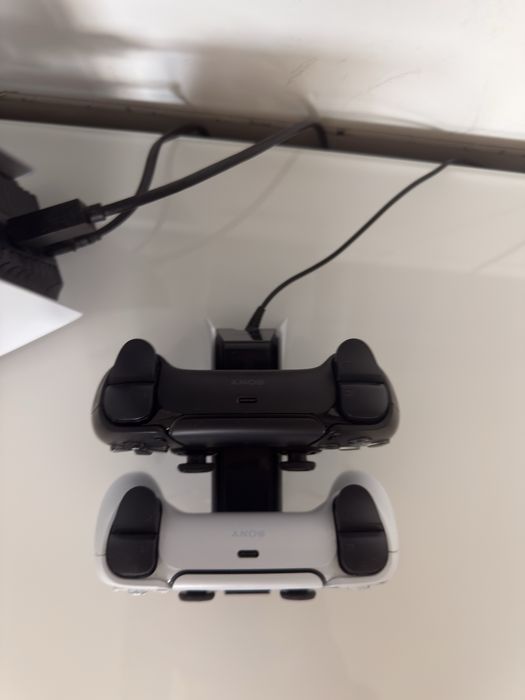 PS5 + 2 controllere DualSense  + stație de încărcare – stare foarte bună