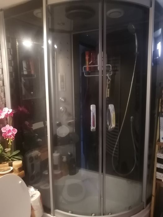 Cabina dus cu hidromasaj pentru spate și picioare cu radio incorporat și luminițe, clădită adâncă pe colt