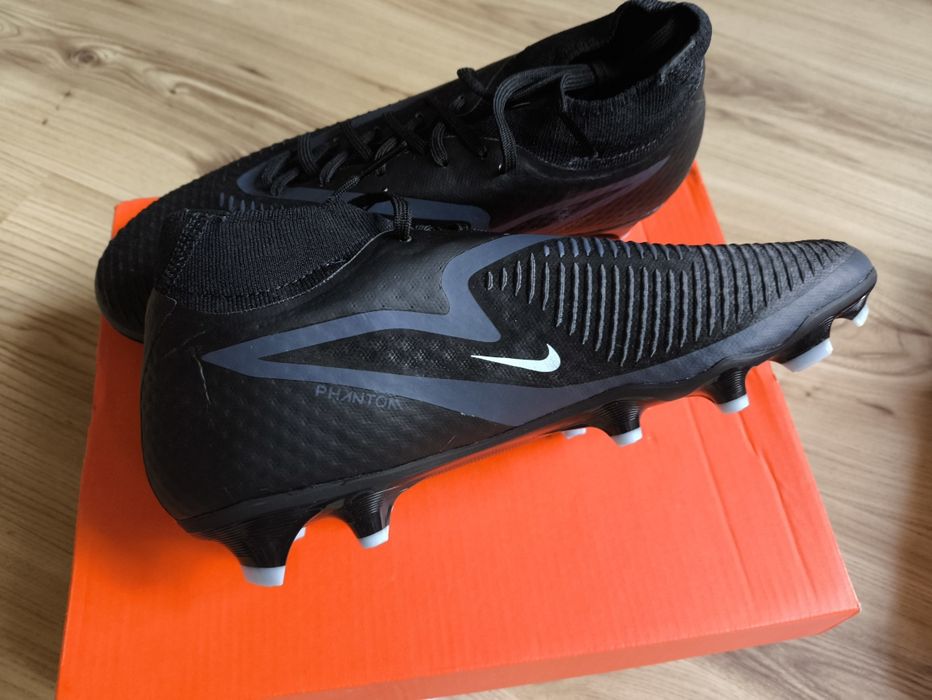Два модела футболни обувки NIKE