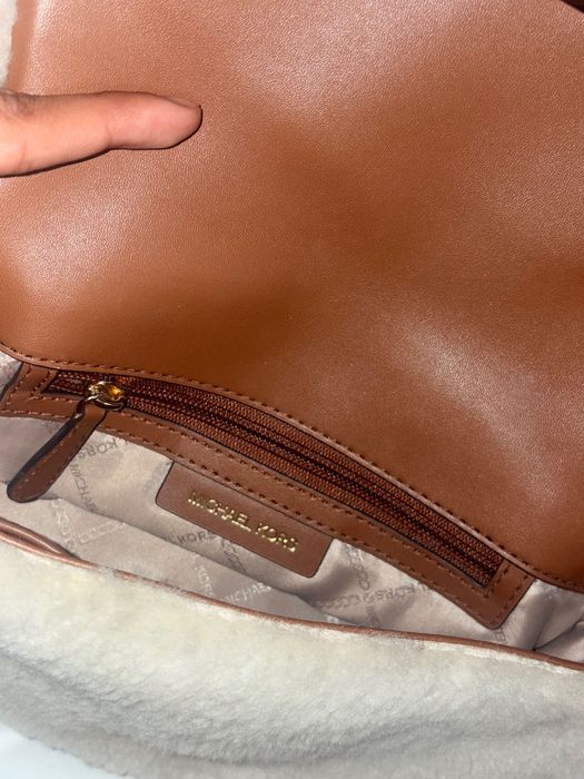 Michael Kors – бежова пухкава чанта със златисти детайли, модерна и стилна