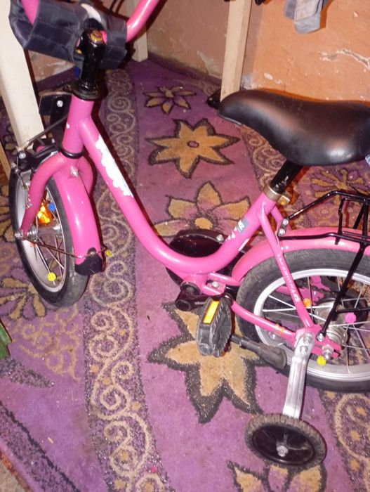 Bicicleta de fetițe noua aproape  nu e folosita nu asigur transport