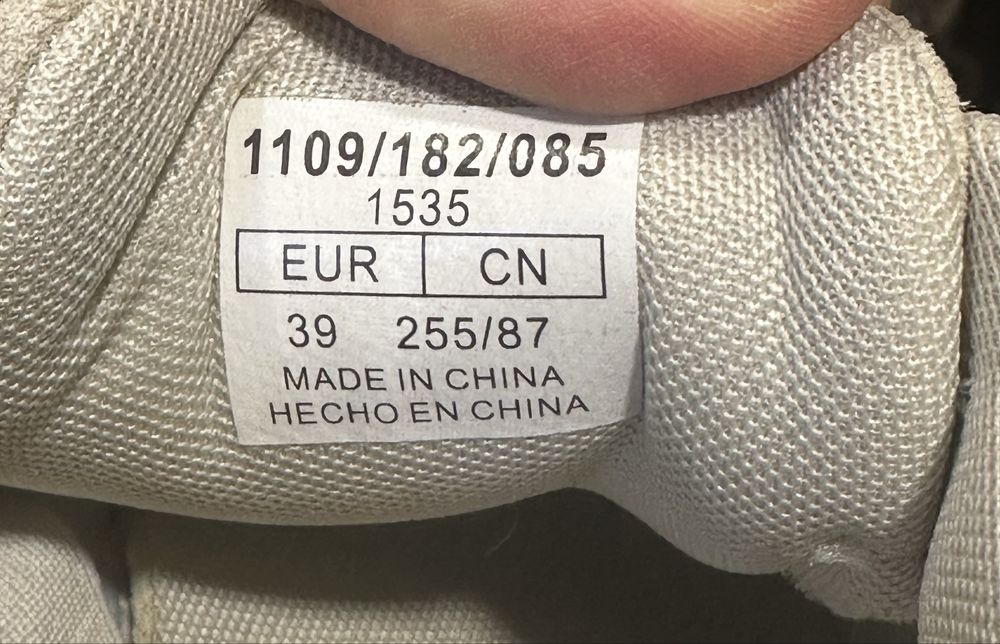 Кроссовки Oysho бежевые