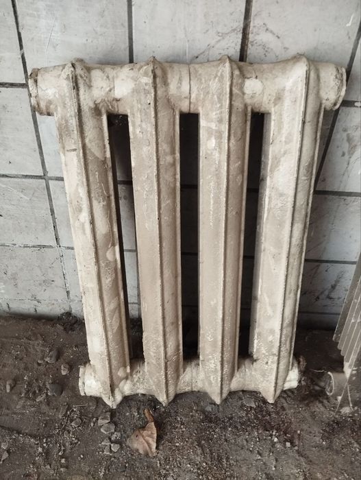 Продам б/у чугунную батарею