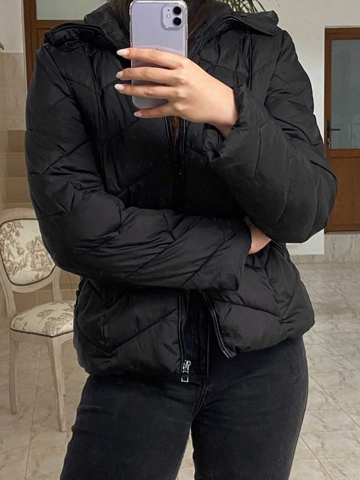 Geaca neagra, cu gluga, pentru femei