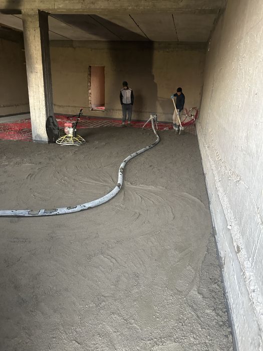Полусухая стяжка, подача раствора.Suxoy stayashka quyish xizmati