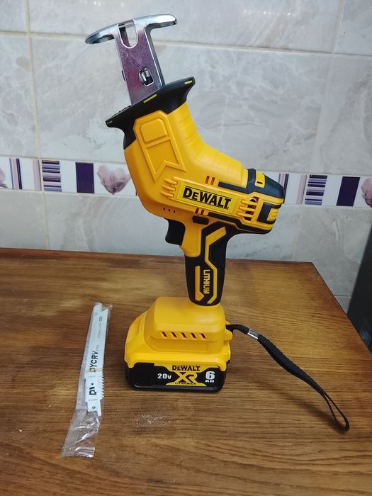 Fierăstrău sabie DeWalt cu o baterie de 6a Nou