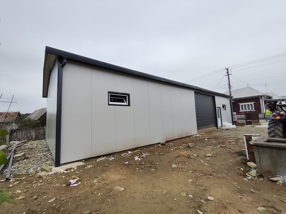 Garaje moderne din panouri sandwich – izolate, cu uși automate și geam