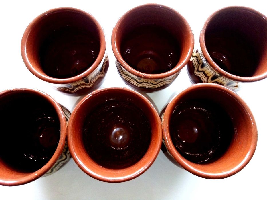 Стари неупотребявани глинени чаши