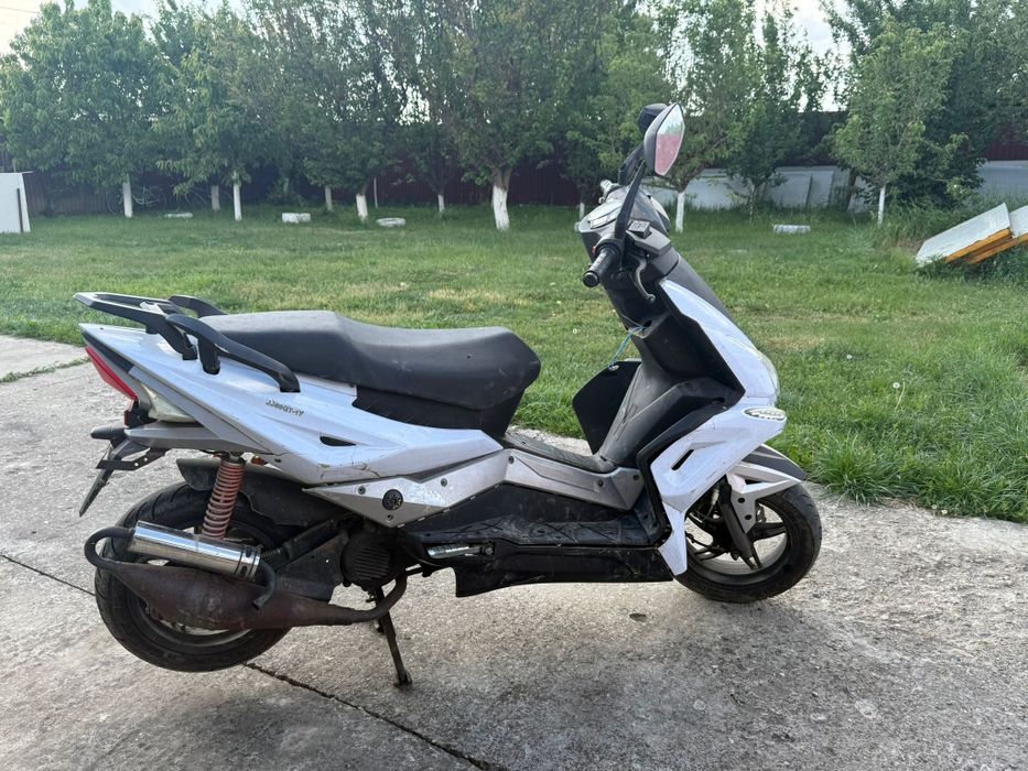 Vând scuter 50cc 2t ân tro stare acceptabil