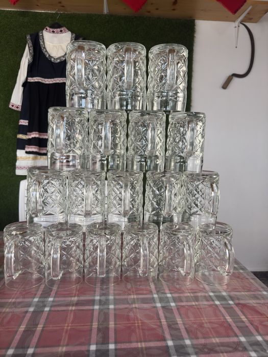 Продавам различни комплекти чаши и халби