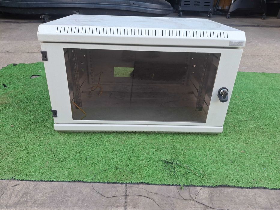 Метален шкаф с стъклена вратичка ключ