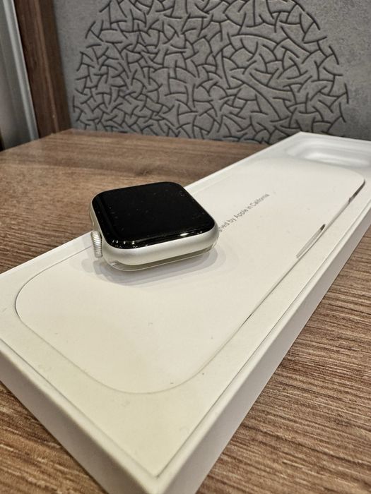 Apple watch SE (Gen 2) 40mm Starlight