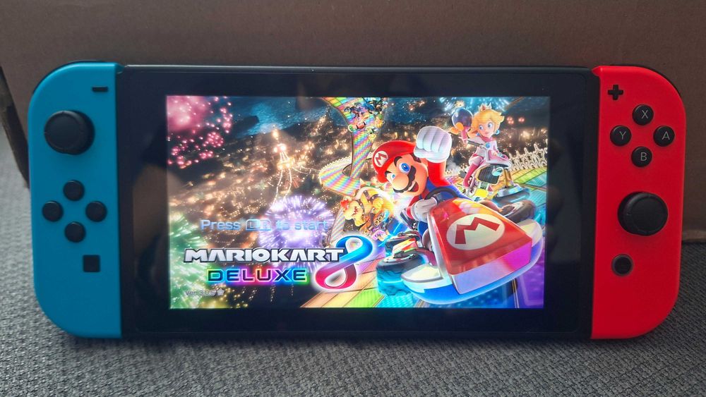 Nintendo Switch V2, 128GB карта и много екстри