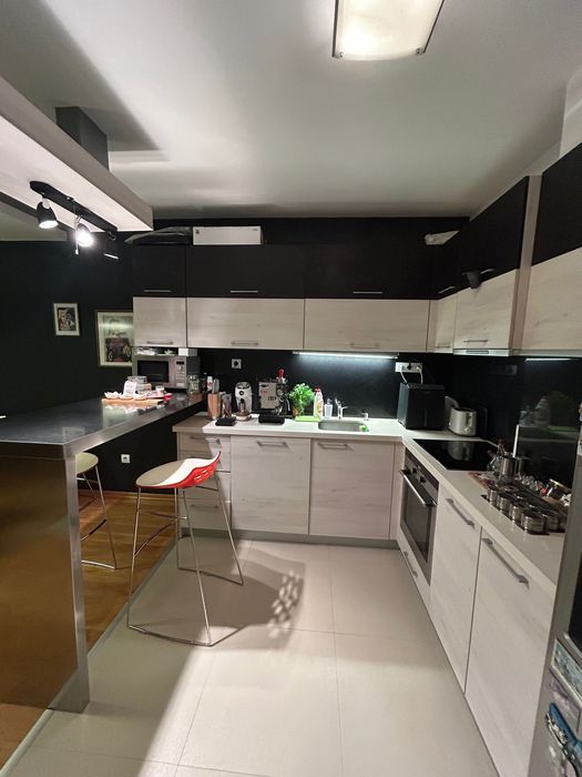 Луксозна кухня с уреди Siemens + бар