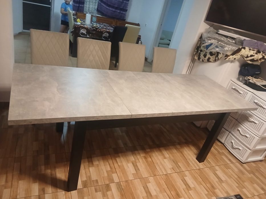 Masă extensibilă de 10 persoane.