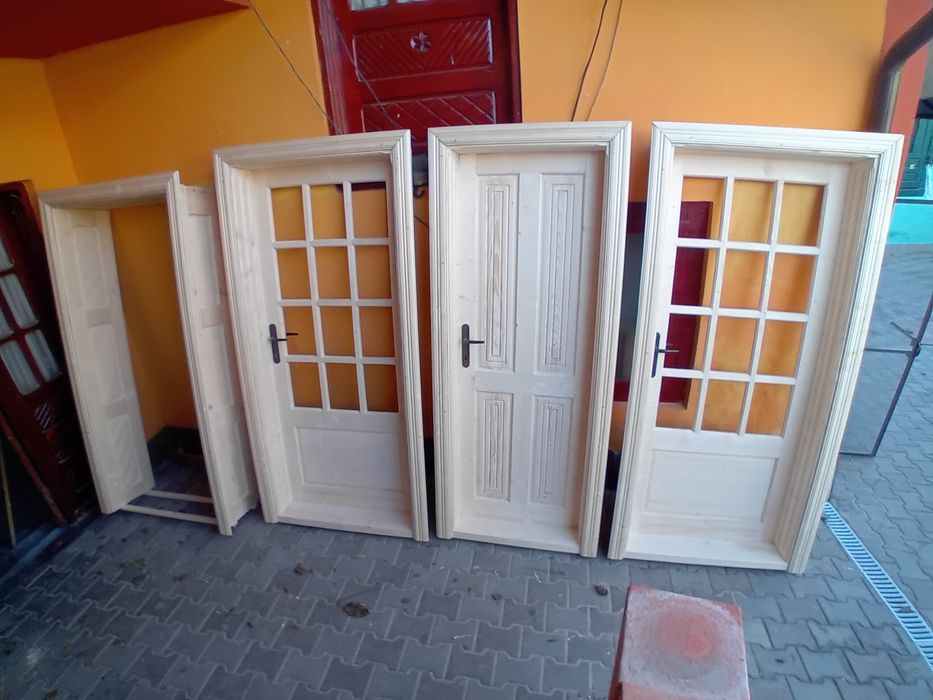 Producător de uși și ferestre din lemn masiv,brad.