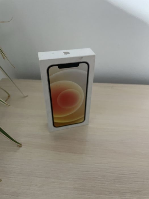 Продаю iPhone 12, белый.