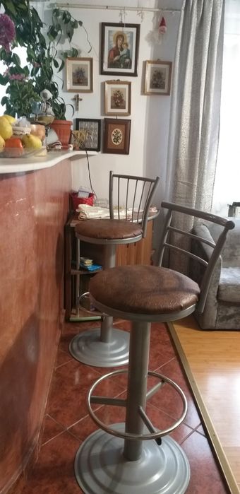 Vand două scaune tip Bar