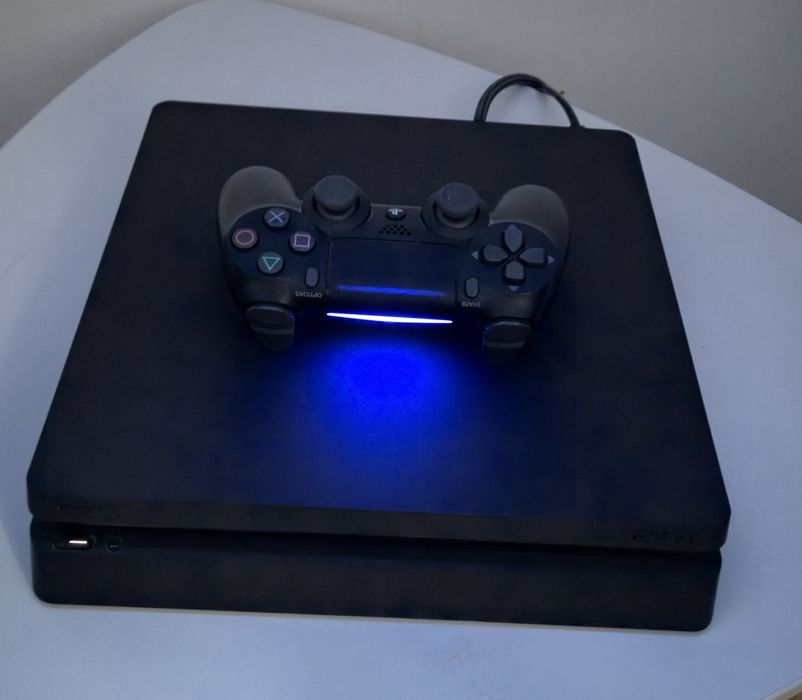 Vand Playstation 4 Slim + 1 controller