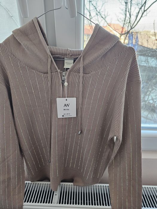 Costum din tricot cu strasuri