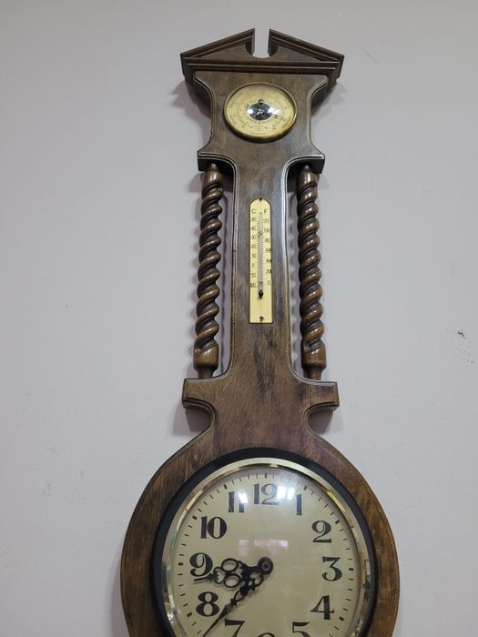 Дървен стенен часовник