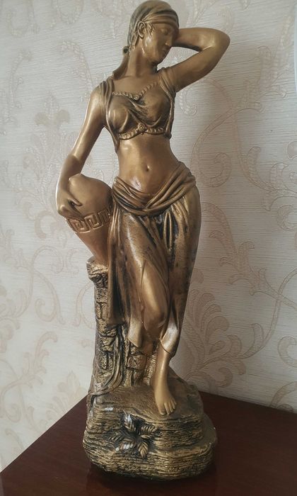 Интерьерная статуэтка.