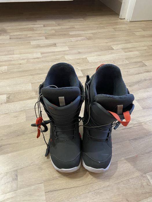 Лыжные ботинки и сноуборд