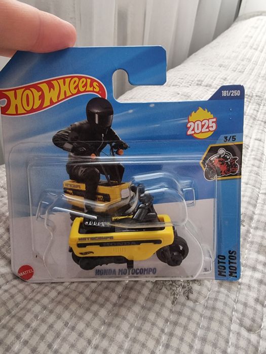 Машинки hotweels